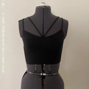 Svart crop top - Svart croppad topp med smala axelband. 