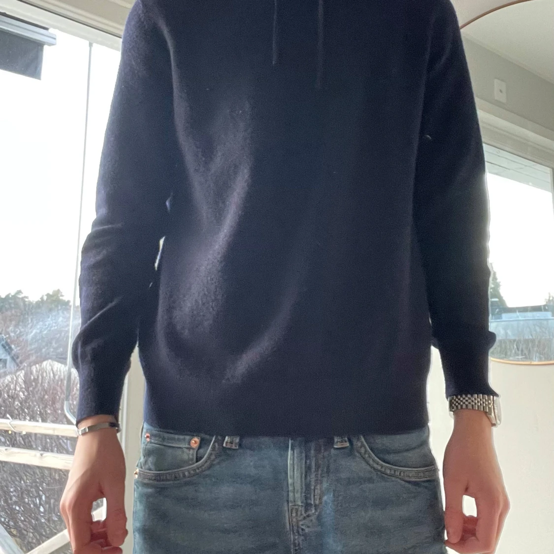 Mörkblå  cashmere hoodie från Sayless - 93