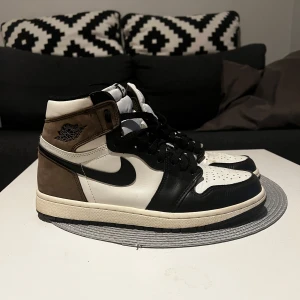 Nike Air Jordans Mocha - Snygga Nike Air Jordans som används ungefär 5 gånger ute. Annars bara använts som prydnad. Säljs pga har inget behov av dem längre.