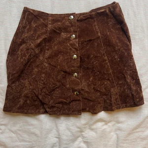 Vintage mocka kjol - Vintage mocka kjol med knappar! Köpt secondhand så står varken märke eller storlek💓Mycket bra skick! Skriv för frågor eller mått😁