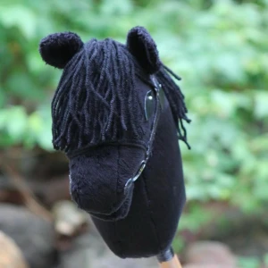 Svart handsydd käpphäst i fint skick - Charmig svart käpphäst i bra skick. Perfekt för lek och äventyr i trädgården eller parken. Köpt för över 500 kr.