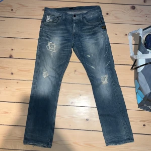 G Star jeans - Feta distressed G Star jeans med snygg wash o detaljer. Så gott som nya. Kan mötas upp i Stockholm eller frakta. 
