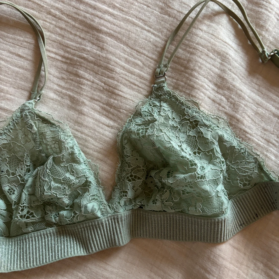 Grön spets bralette från Hunkemöller
