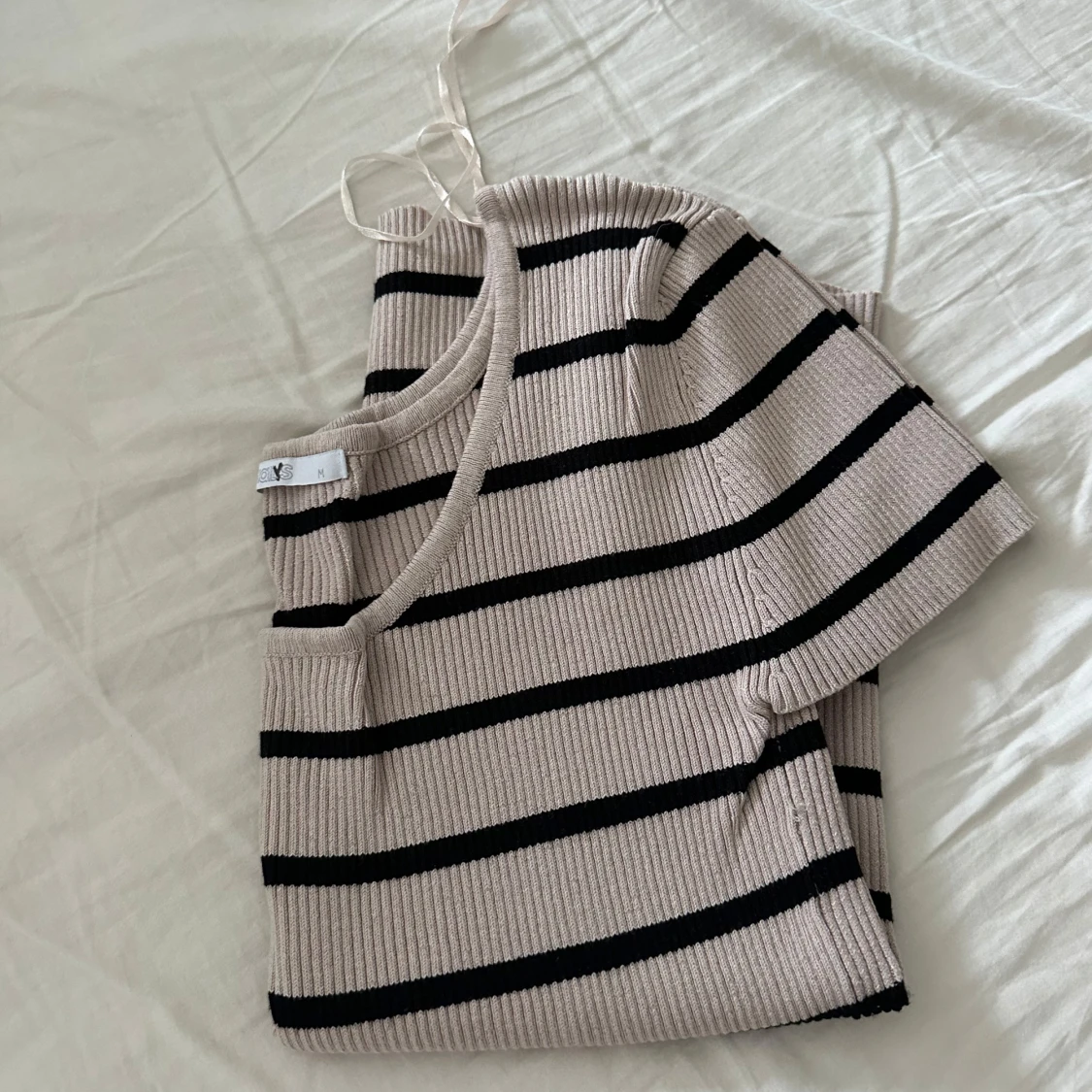 Beige och svart randig ribbad topp