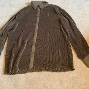 Brun randig skjorta från Vero Moda - Säljer en brun randig skjorta från Vero Moda. Skjortan har långa ärmar och knappar framtill. Perfekt för en stilren look💞