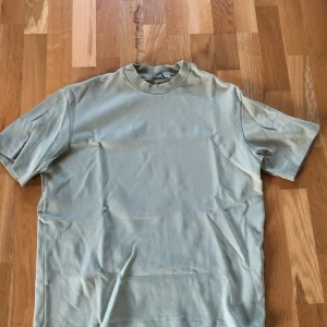 T-Shirt Zara - Pastell färgad t-shirt från Zara. Storlek S och något oversized.