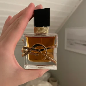 YSL libre intense 30ml - YSL Libre intense 30ml. Supergod och lyxig doft men passade tyvärr inte mig. Den är endast testad! 🤍