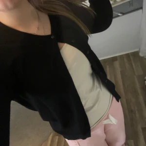 Svart kofta - Säljer en stilren svart kofta från Basic You i storlek S. Koftan har långa ärmar och knappar, perfekt för en enkel och klassisk look. Passar bra till både vardag och mer uppklädda tillfällen. Vid frågor om tex fler bilder, pris mm är det bara att skriva!!💕💕💕(har även i marinblå + grå)