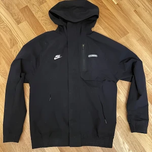 Svart Nike Air Max jacka med huva - Den är inte använd mycket. Pris kan diskuteras