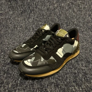 Valentino Rockrunners  - Säljer ett par otroligt feta och eftertraktade rockrunners i stl 43! Skicket är toppskick, inga defekter! Dustbags medföljer vid köp av skorna! Hör av er vid minsta fråga eller fundering! DM vid intresse !