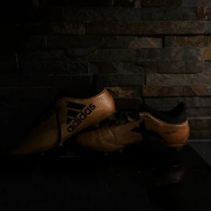 Addidas fotboll  - Säljer nu av mina gamla fotboll i storlek us8 tror det mottavrar 40 hade dom i 6an till en klass bollen så va ett tag sen (går i 2an nu) säljs för en billig peng då jag hitta dom när jag flytta ut ifrån min mamma. Kan behövas en tvätt annars är dom helt felfria