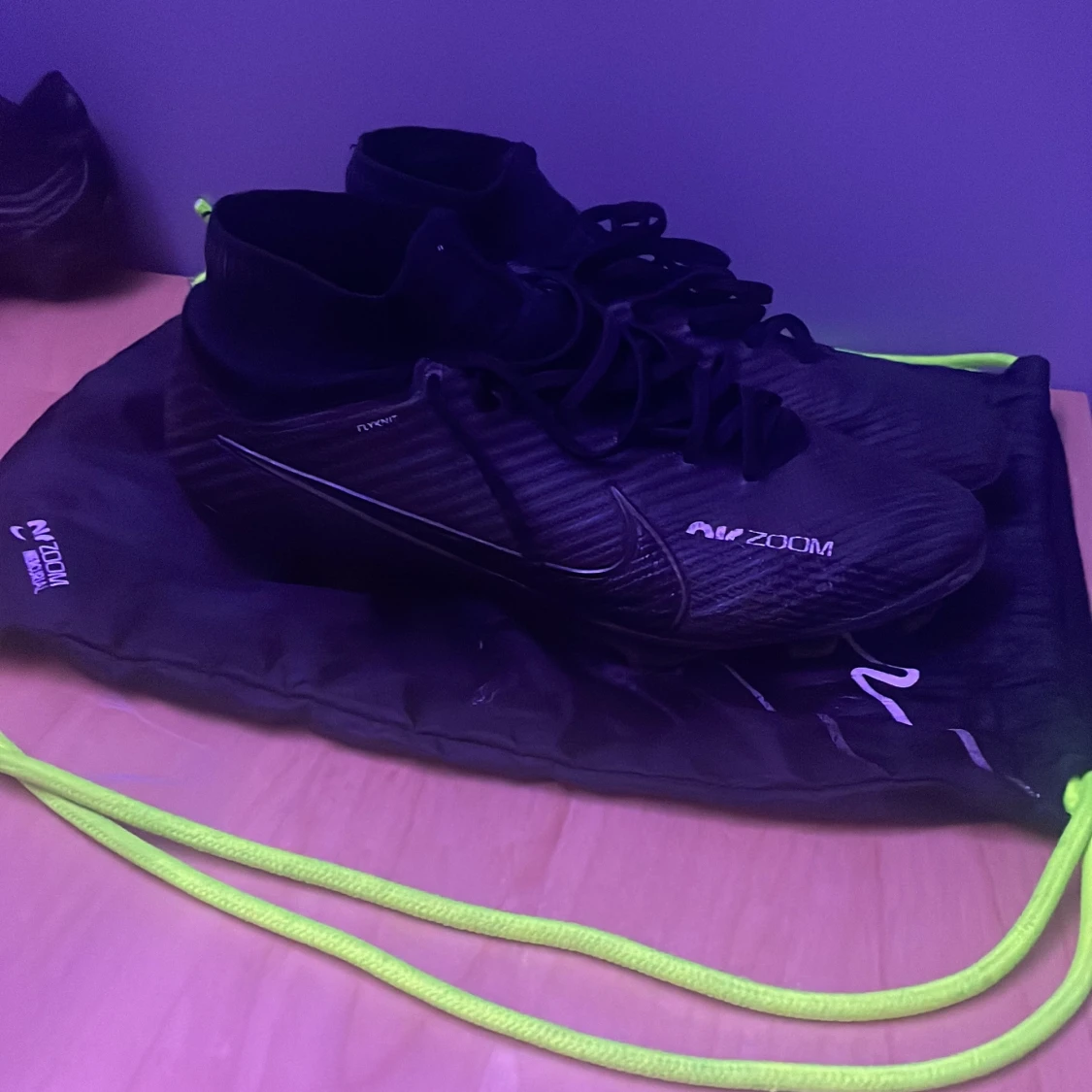 Svarta fotbollsskor från Nike - 90