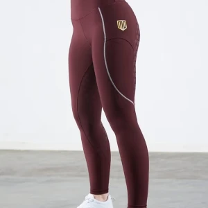 Vinröda leggings från Mayadelorez - Snygga vinröda leggings från Mayadelorez  med hög midja och tight passform. De har ett unikt mönster på baksidan och en diskret logga i guld på sidan. Perfekta för träning med sin elastiska och bekväma design.