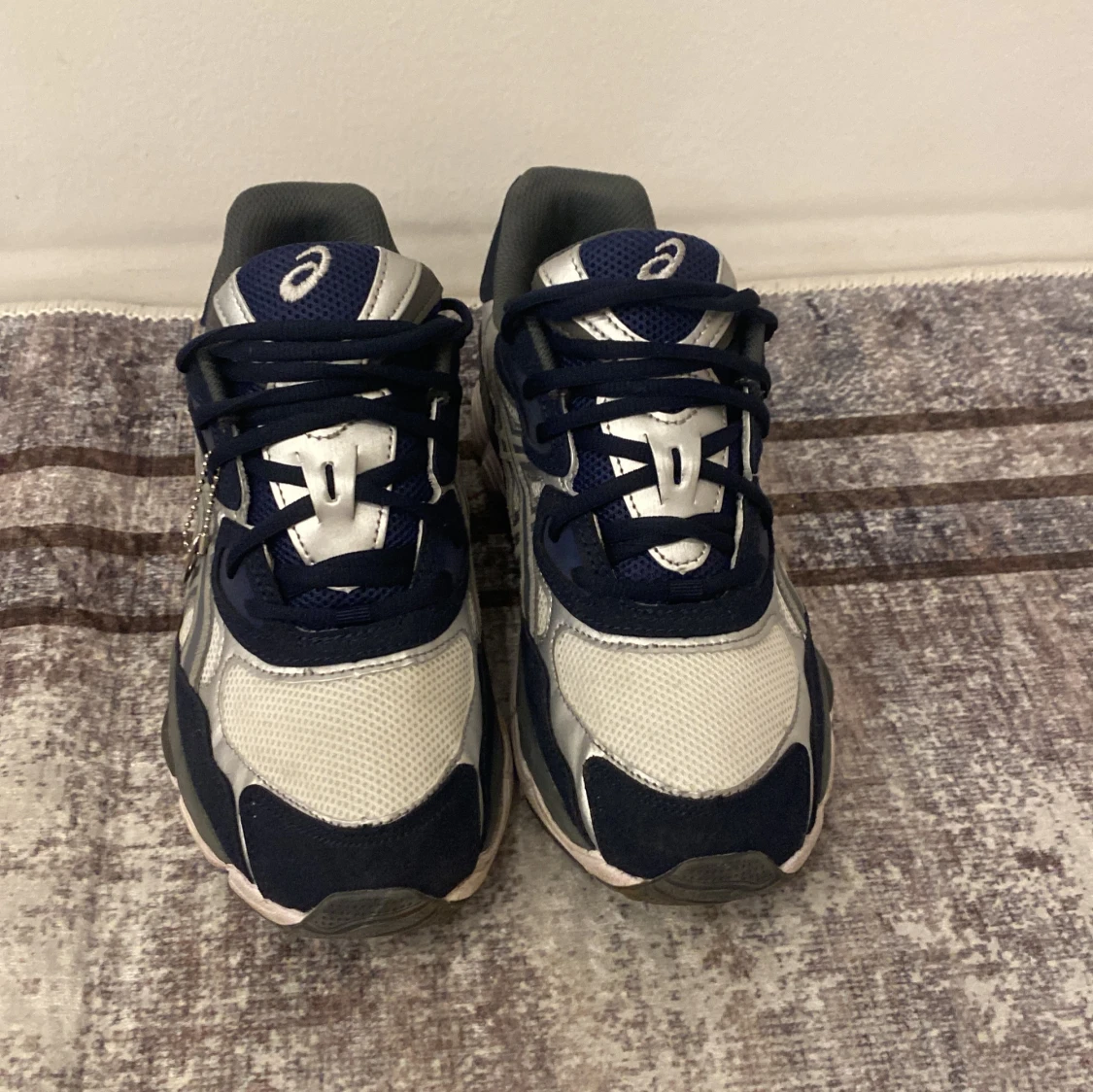 Asics gel nyc mörk blå och vit  - 92