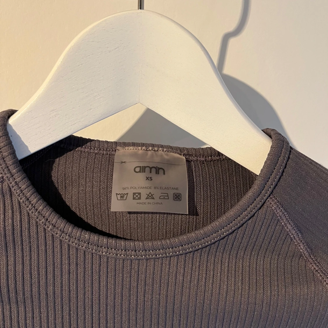 Grå ribbad croppad tröja från Aim'n - 91