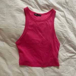 Rosa ribbad linnetopp från Zara - Snygg rosa ribbad linnetopp från Zara. 