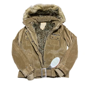 Beige jacka med pälsfoder🤎 - Ny skick med taggar! Snygg brun jacka med pälsfoder inuti hela jackan och huvan. Jackan har flera fickor med knappar och ett bälte i midjan för en justerbar passform. Den har många super fina detaljer! Perfekt för kyliga dagar, Tor ingen skulle frysa med den på. Storlek S på taggen och den stämmer. Skriv vid frågor❕