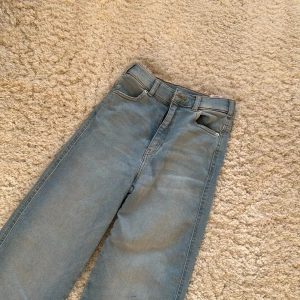 Ljusblå jeans från Dr. Denim - Snygga ljusblå jeans från Dr. Denim i modellen Moxy Straight. Jeansen har en rak passform och är väldigt stretchiga. Jag har storlek XS-S och är 159cm, de sitter perfekt på mig. De är som nya då jag bara använt dem 1 gång. Köpt för 850kr.