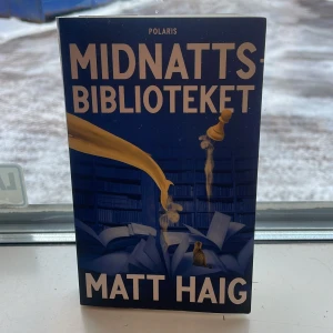 Midnattsbiblioteket - Boken 'Midnattsbiblioteket' av Matt Haig utforskar temat om livets val och ånger. När Nora Seed hamnar i Midnattsbiblioteket får hon chansen att utforska olika livsval. En tankeväckande berättelse om att hitta mening och balans i livet.