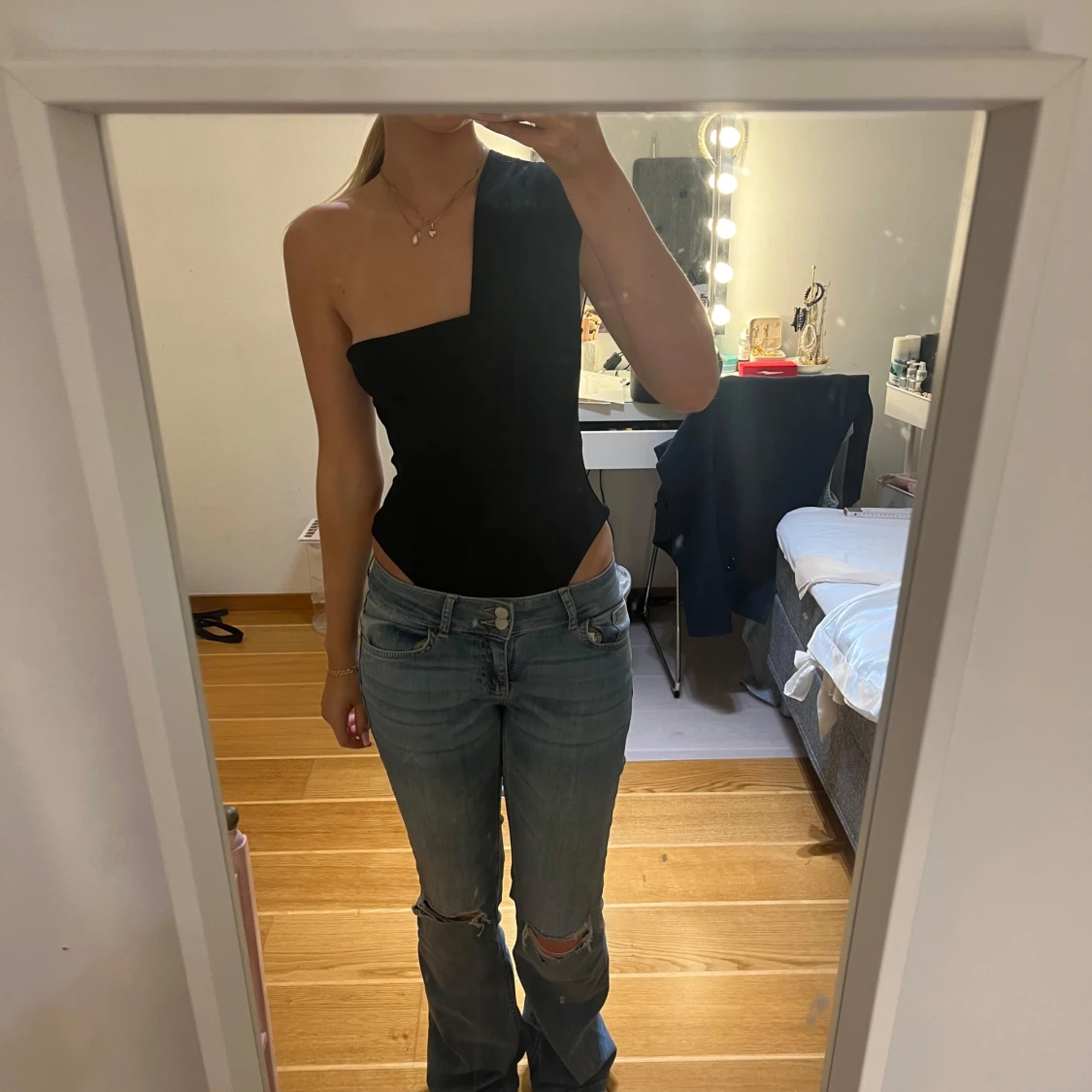 Svart oneshoulder topp