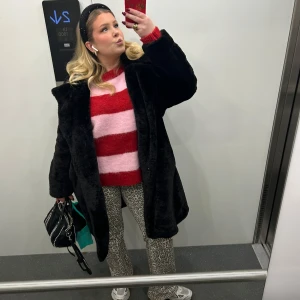 Pälskappa  - Säljer min fina fuskpälskappa från H&M, använd men i fint skick! Säljer då jag vill köpa en ny 💌