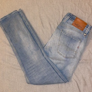Replay Anbass | Jeans - Tja, säljer dessa Replay jeansen i modellen Anbass, Max använda 3 gånger så konditionen är 10/10. Tveka ej kontakta vid frågor eller funderingar😁
