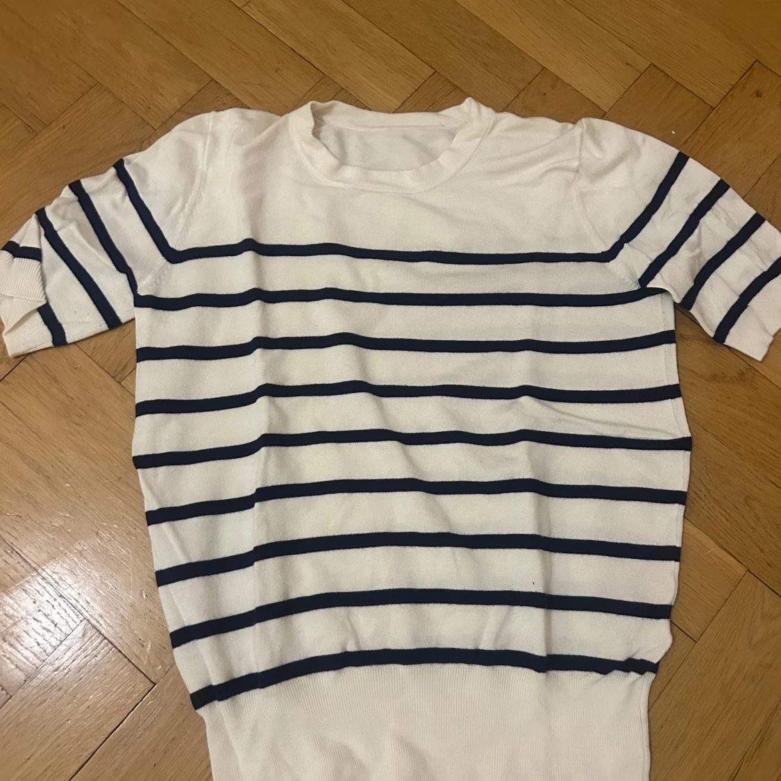 Vit och marinblå randig tröja från Zara! - 90