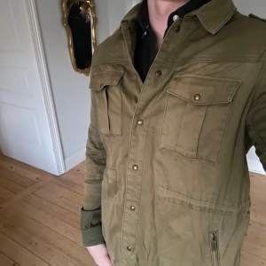 Olivgrön field jacket från Crocker - Säljer en olivgrön safari jacka från Crocker. Storlek M men passar mer S. Mycket bra skick! Perfekt till vår och höst 🍂 
