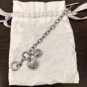 DKNY silver armband  - Säljer detta coola DKNY-armband i silver! Det är i toppskick trots att jag har använt det några gånger. Armbandet är av hög kvalitet, med en lite tyngre känsla i metallen, perfekt för dig med smala handleder som mig. När jag köpte det för 2 år sedan kostade det 750 kr, men jag har bestämt mig att sälja för endast 150 kr! 
