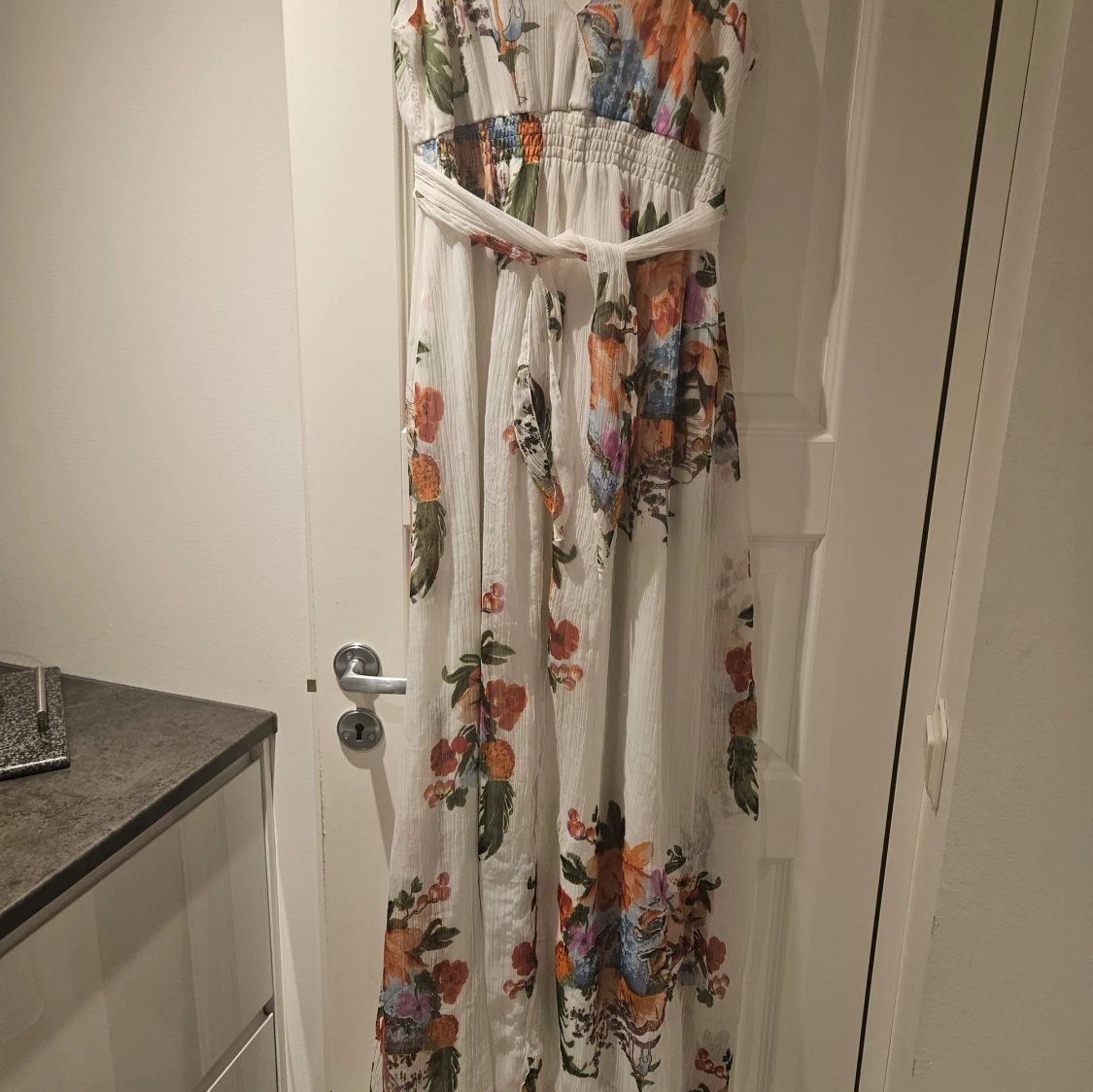 Vit långklänning med färgglatt mönster från Pure - 93