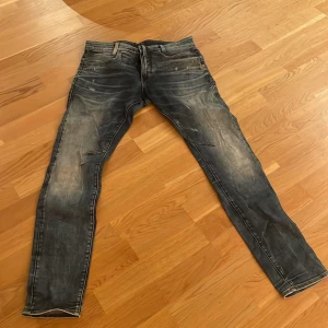 Blå jeans från G-Star RAW - Snygga blå skinny jeans från G-Star RAW, modell D-Staq 5-Pocket. De har en klassisk femficksdesign och en cool tvättad look. Perfekta för en stilren och modern outfit.