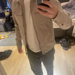 Beige jacka  - Från Jack & Jones, nypris 800 kr 