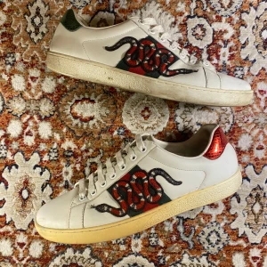 Gucci skor - Hej! Säljer nu mina skor från märket Gucci, storlek 43, bra skick. Tveka inte på att höra av dig om du har frågor eller funderingar kring skorna!