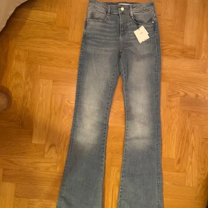 Blå bootcut jeans från Zara - Super snygga långa blå flare jeans från Zara. Köpta för flera år sen men har alla lappar kvar och är helt oanvända. Storlek 36 men skulle snarare säga att de är 34. Extra långa