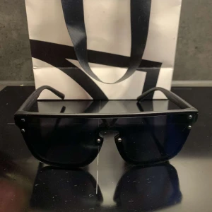 Svarta solglasögon från Louis Vuitton - Ett par feta Louis Vuitton glasögon i modellen waimea. Flitigt andvända. Ny pris ca-5400, mitt pris 2000kr pga en repa i glaset(är inte synlig när man har på dem) och att jag slarvat bort kvittot. Hör av er direkt vid frågor eller funderingar. Rimliga prisförslag kan jag fundera på.