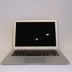 MacBook Air 13 -  Jag säljer min MacBook Air 13-tum. Den är i bra skick och jag har använt den i ungefär 3 år och perfekt för dig som ska studera. Den fungerar som den ska, men laddaren krånglar lite och laddar inte alltid som den ska. Laddaren ingår i köpet. Kontakta mig om du är intresserad! Kan skicka fler bilder vid begäran :)  
