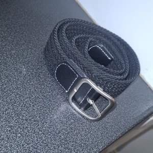 Svart flätat bälte med silverfärgat spänne - Snyggt svart flätat bälte med ett stilrent silverfärgat spänne. Perfekt för att ge en extra touch' passar perfekt till grisch stil!