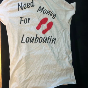 Louboutin  - ”Need Money For Louboutin” tröja. Perfekt skick, storlek M