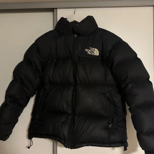  The North Face jacka  - Felfri i storlek M varm och fin passform jag är 1,67 cm lång 