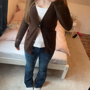 Brun kofta  - Säljer en mysig brun kofta.  Koftan har långa ärmar och två fickor. Perfekt för kyliga dagar. Koftan är lite längre än vanligt. Från barn avdelningen men passar mig som är 165. Egentligen i storlek 134/140 men skulle säga att den passar någon Sam har xs eller s