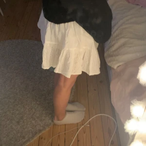 Vit kjol med volangdetaljer - Säljer en söt vit kjol med volangdetaljer. Kjolen har ett broderat mönster. Vet inte Orginalpris pga att det är köpt i Italien💖 använd typ 1 gång