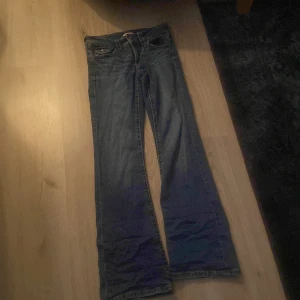 Gina tricot young jeans  - Gina tricot young jeans. Jeansen är blåa och i storlek 164! 