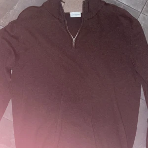 John Henric halfzip - Säljer en stilren brun tröja från John Henric i storlek M. Den har använts två gånger så den är som ny! Nypris ligger på 900kr 