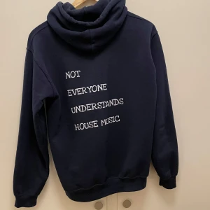 House music tröja  - Säljer min ”Not everyone understands house music” hoodie i storlek S men sitter som XS mycket bra skick köpt för runt 800 mitt pris 649 men går att diskutera