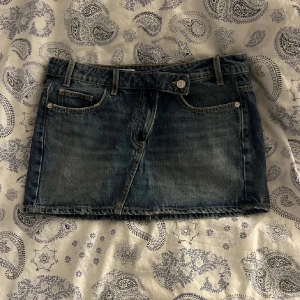 Jeanskjol i blå denim - Jättesnygg jeanskjol från Zara, passar mig som brukar ha s. Midjemåttet rakt över:38cm