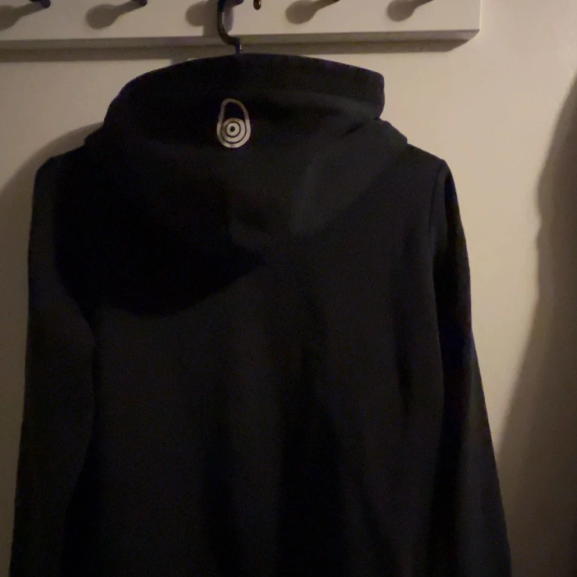 Svart hoodie från Sail Racing