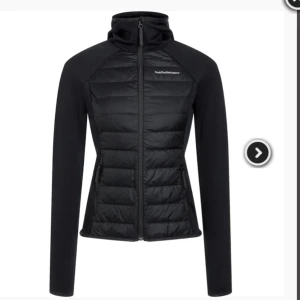 Svart jacka från Peak Performance - Snygg svart jacka från Peak Performance med dragkedja och vadderad framsida. Perfekt för kyligare dagar med sin stilrena design och bekväma passform. Nyskick. Orginalpris 2400kr 