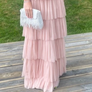 Balklänning  - Balklänning köpt på Boohoo, använt en gång! Uppsydd, jag är 160 och hade 10 cm klackar och den satt perfekt i längden. Jättefin och i jätte bra skick💖💖Pris kan även diskuteras!