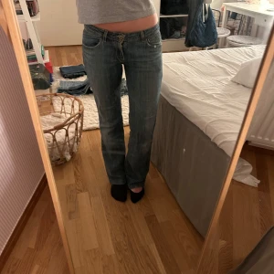 Jeans - Jeans från Levis köpta second hand i Paris! Har inga mått men skulle säga att de passar en 34-36 lite beroende på hur man vill att de ska sitta, jag är 164 cm lång
