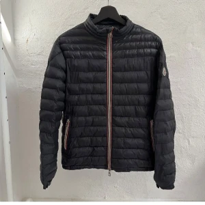 Moncler Daniel jacka - Moncler Daniel jacka i bra skick, storlek 1.